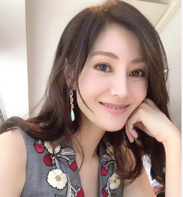 李嘉欣近照曝光，时光中的优雅女神再现风采