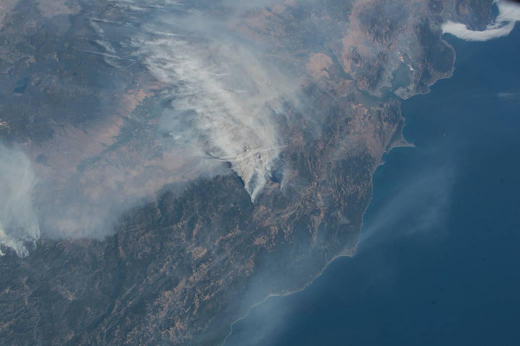 太空视角下的洛杉矶山火，灾难与科技交织的画卷