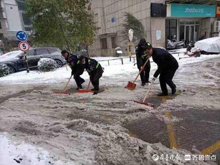 济南清雪除冰，城市守护者辛勤付出保畅通