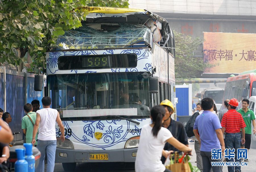 郑州双层巴士隧道超高尴尬，车顶被削引发广泛关注