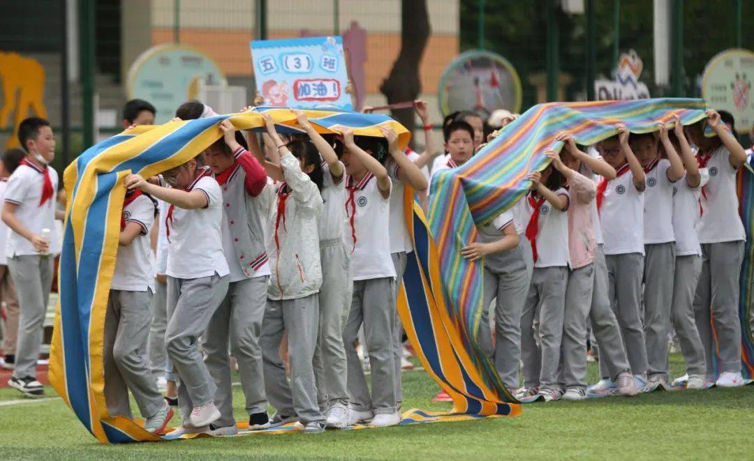 男子小学摆摊背古诗送火鸡面