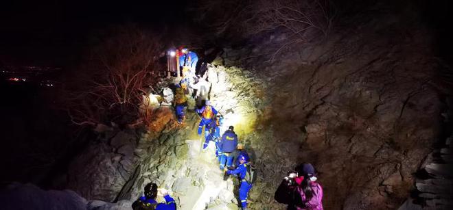 悲剧中的希望，男子带娃登山意外离世，孩子以为只是沉睡