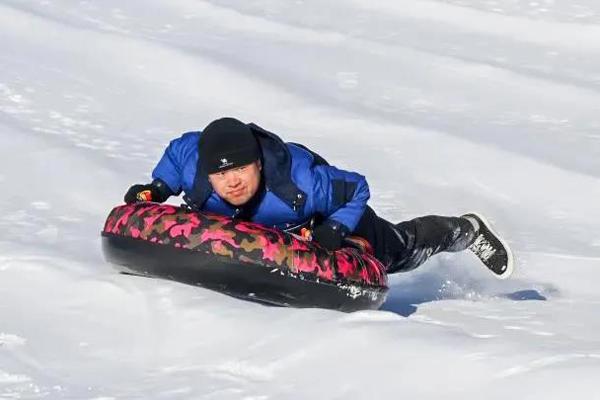 冰雪大世界的璀璨启幕，游客裹棉被排队，启示与借鉴——一周售罄背后的故事