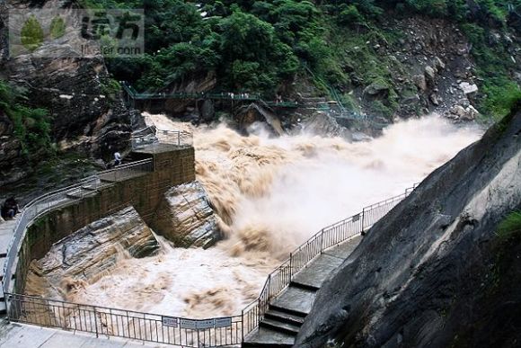 景区回应李现虎跳峡举国旗事件，理性看待，传承文化与旅游责任并重，呼吁公众理性追星，弘扬正能量。