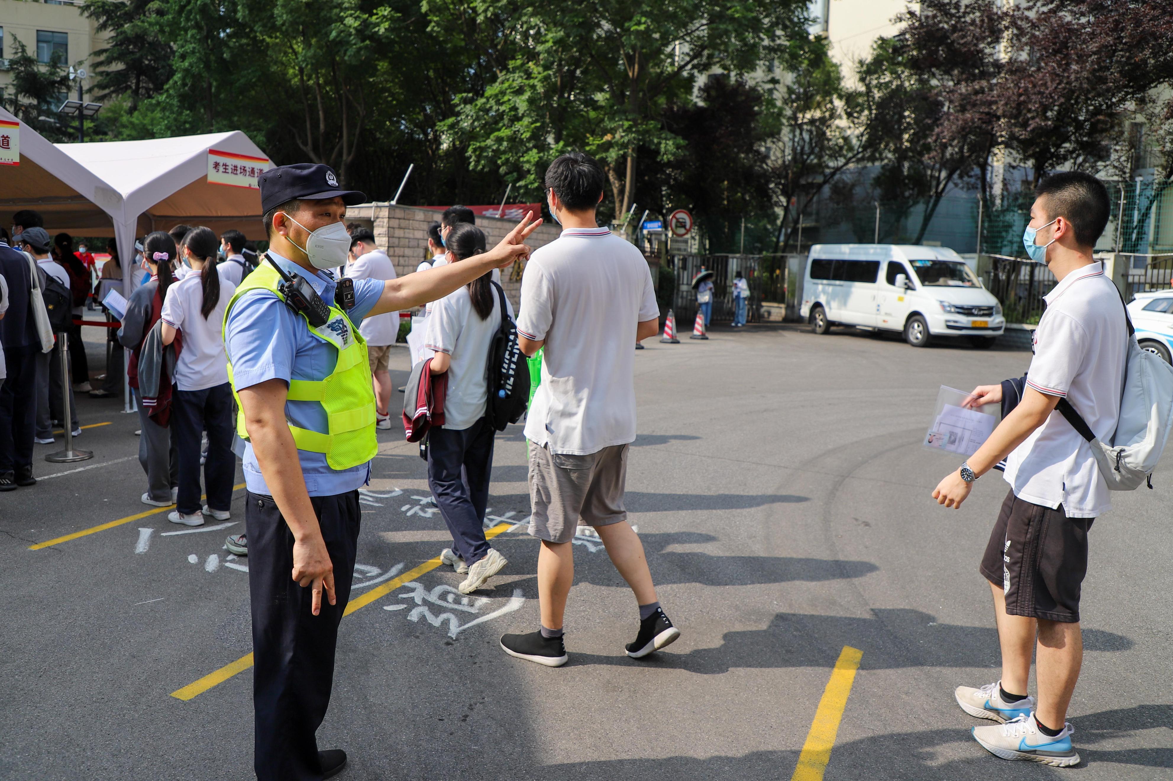 小伙被警察拦截后的情境探究