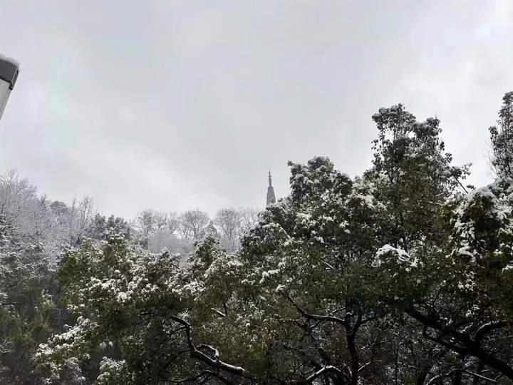 父爱如雪的温暖与创意，张杰为女儿在家造雪纪实