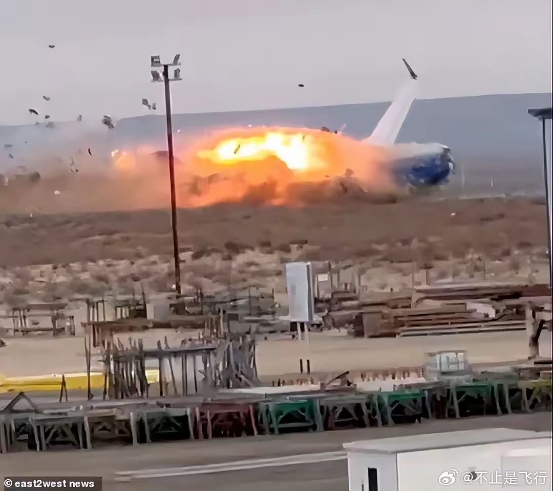 阿塞拜疆航空客机坠毁瞬间，灾难与永恒思考的图景