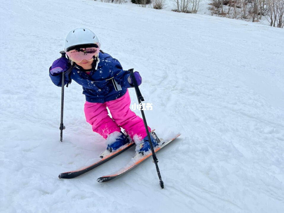 冬日里的亲子滑雪之旅，信任与欢乐的交织