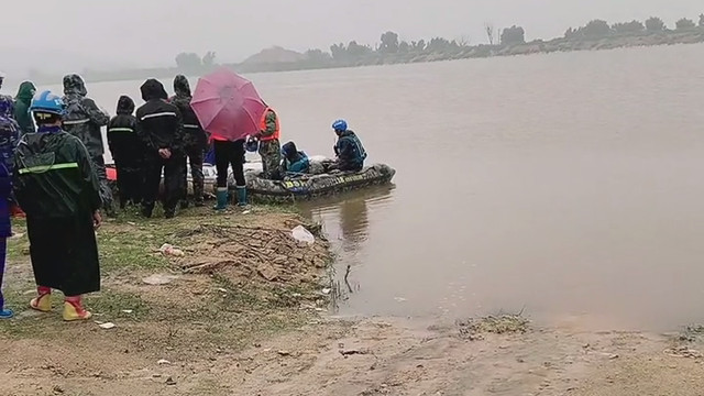 河中大鱼拖人下水并吞食事件揭秘，多方辟谣背后的真相探索