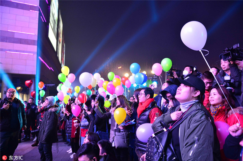 大学生跨年夜气球销售背后的故事，本钱未回的温暖与坚持