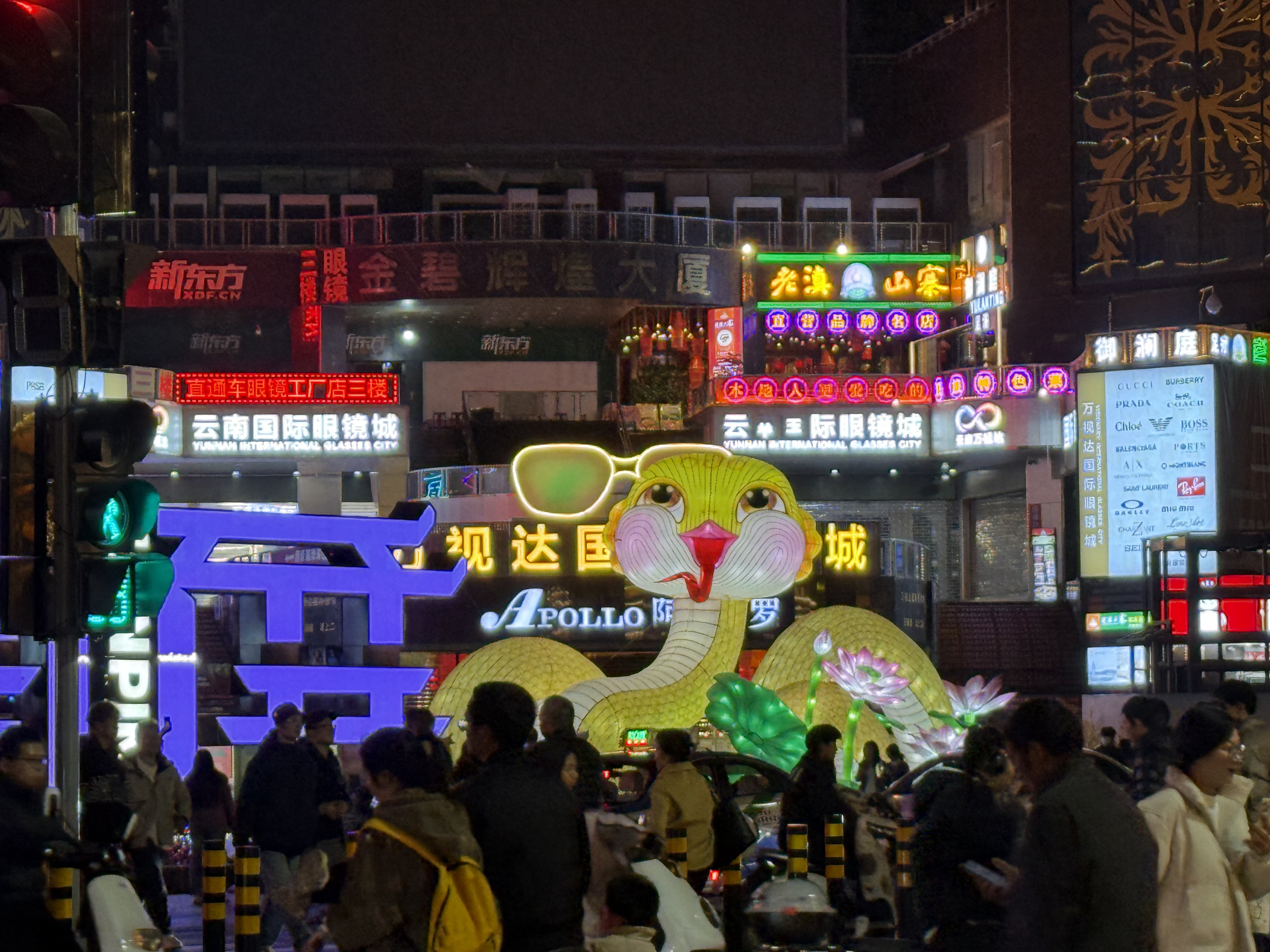 昆明步行街蛇宝宝花灯点亮夜生活，萌丑造型成新宠