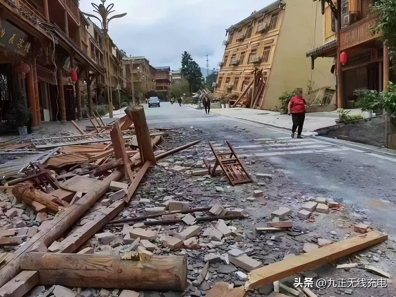 地震中的英勇幼师，怀抱勇气与责任，抱起四个孩子的瞬间