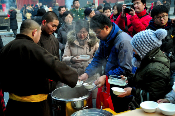 腊八雍和宫万人排长队领粥，体验传统韵味