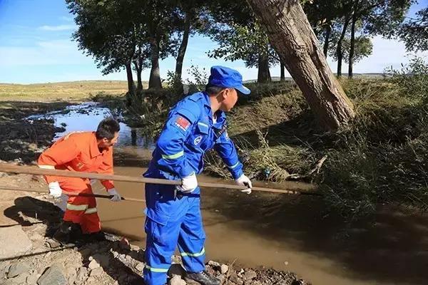 张家口冬泳大爷冰下遇难引发关注，冰泳的危险与自救困境探讨