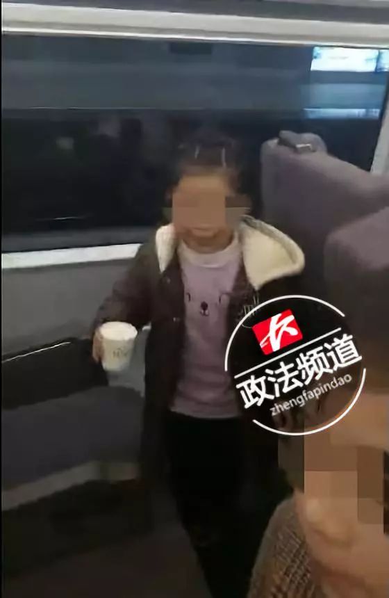 男子错过高铁后自责扇耳光，因抽烟忘上车