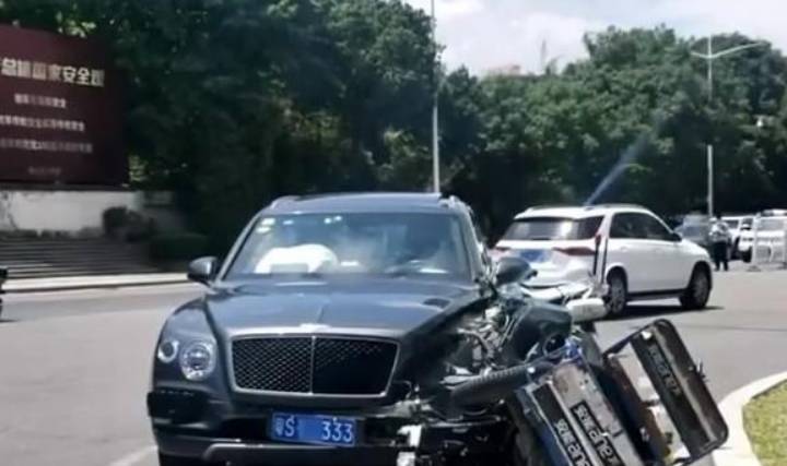 三轮车逆行撞上宾利豪车，事故处理与反思总结