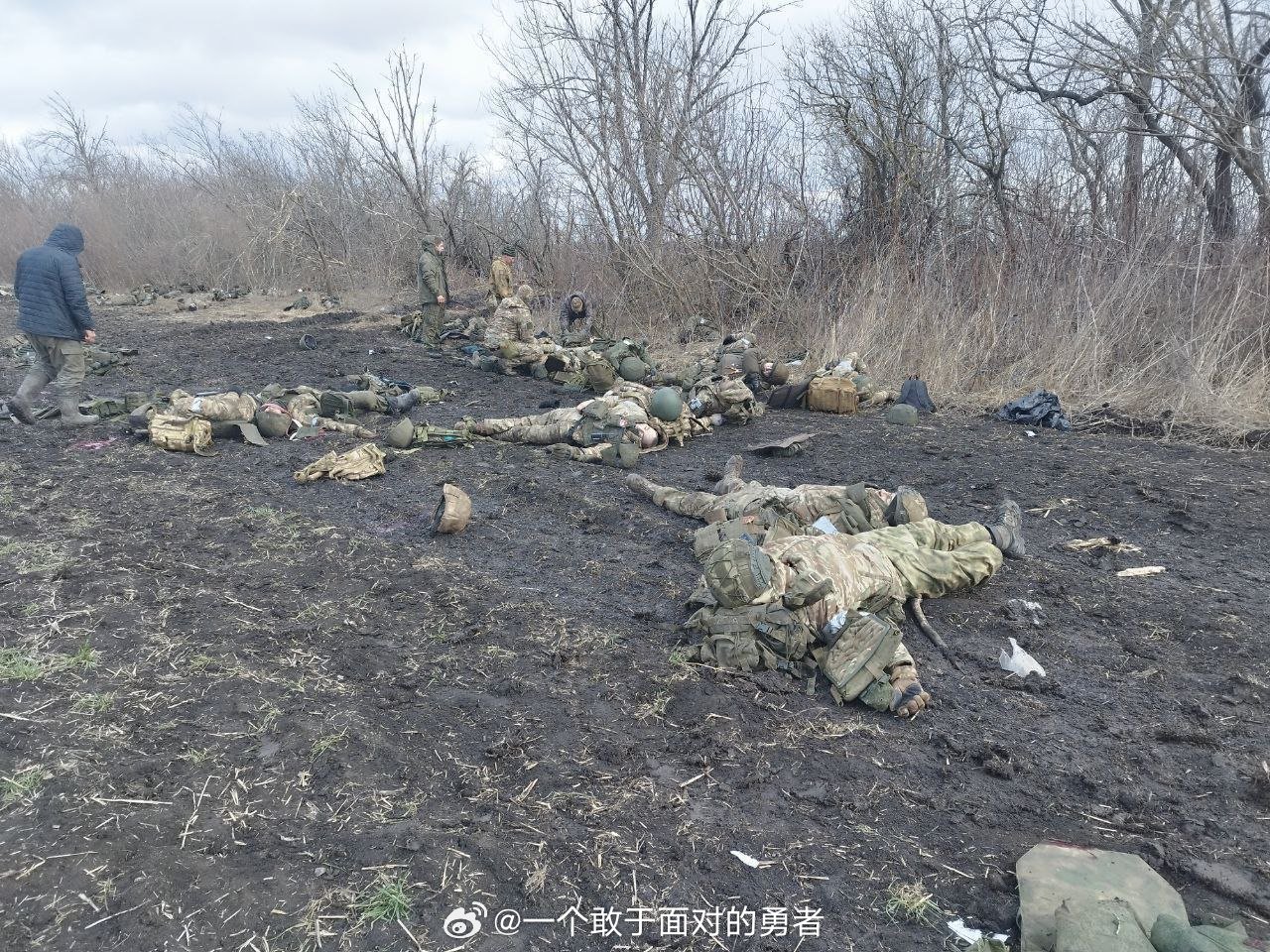 乌士兵骑摩托踩中地雷命悬火海，悲惨经历震撼心灵