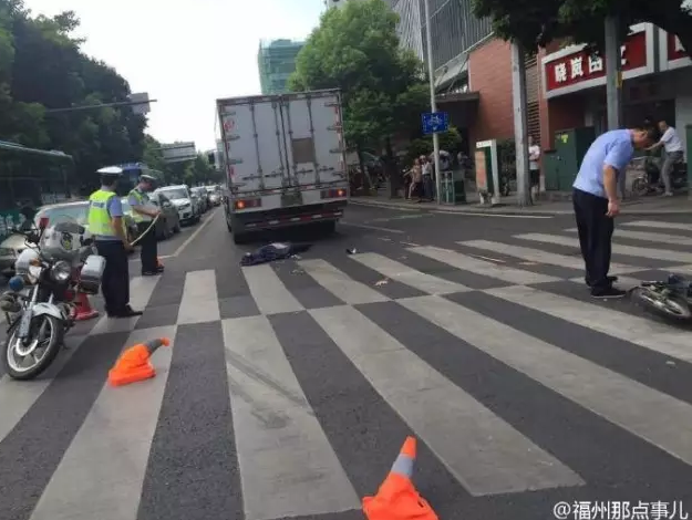 男子手机遭骑手撞飞，车轮下的瞬间挑战