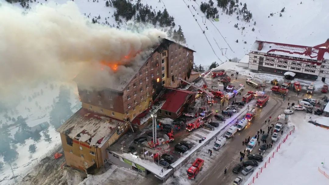 土耳其滑雪中心酒店火灾悲剧，76条生命消逝引发深刻反思