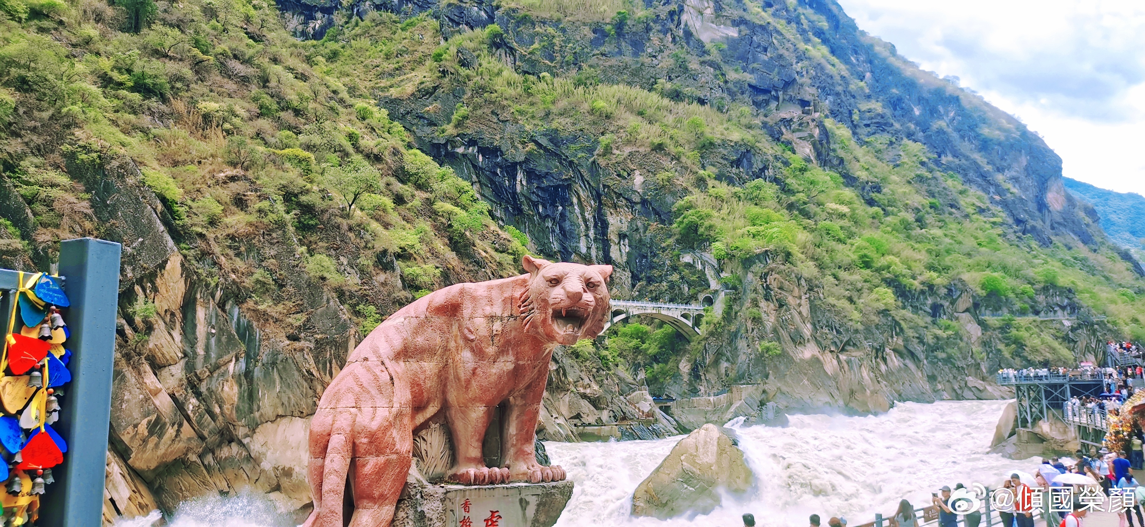 揭秘虎跳峡，游客拍摄人生照片的绝佳之旅