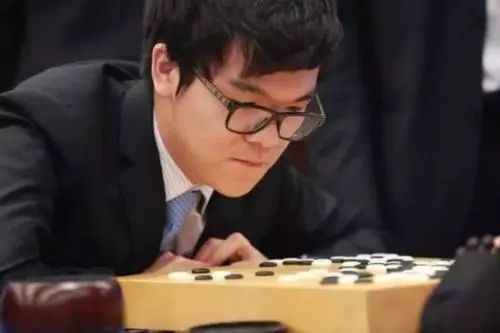 柯洁荣获世界围棋九冠王，背后意义深度解读，个人社媒简介更新揭示新篇章