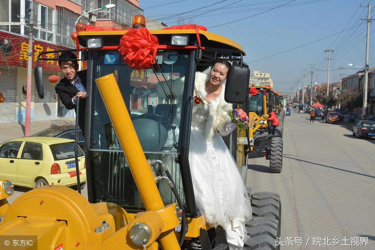 新人创意婚礼，铲车变婚车，别样仪式展浪漫风采