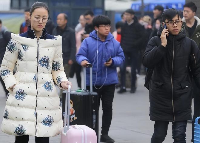 大学生放假回家，行李箱成衣柜现象揭秘