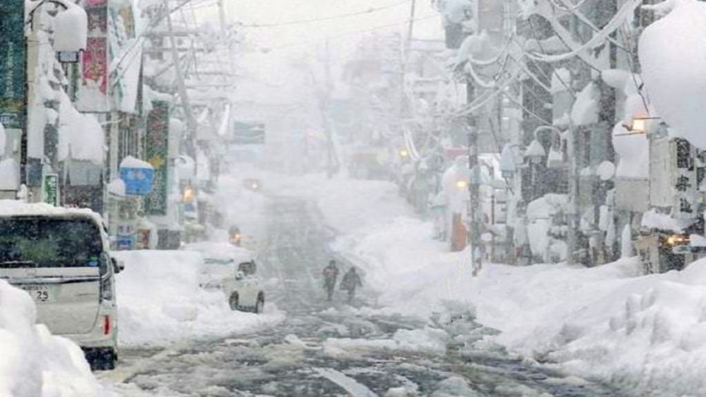 日本遭遇灾害级大雪侵袭，严重影响生活与经济活动