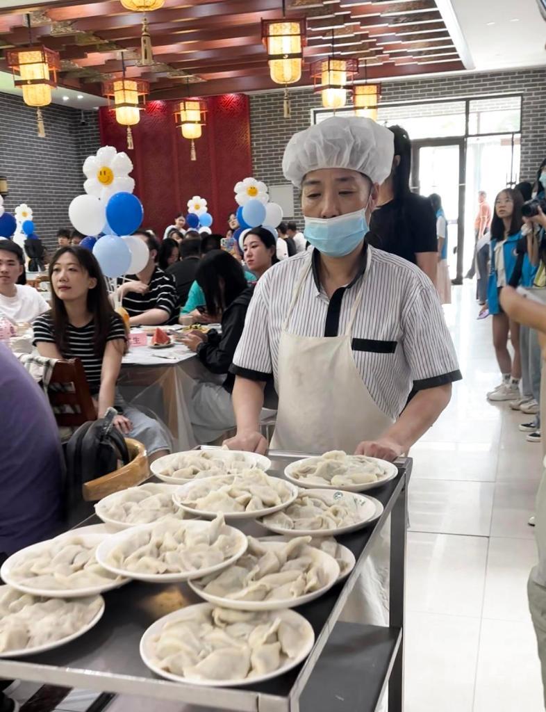 大学宿舍里的饺子与电不断，深厚情谊的见证