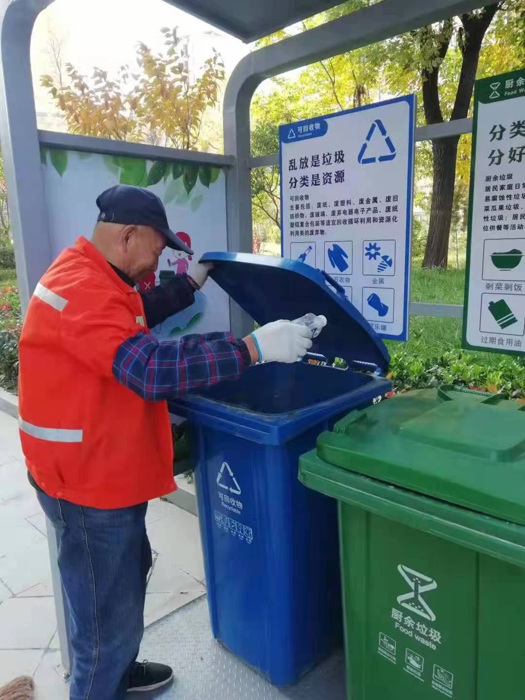 服务区垃圾桶内发现美食宝藏，酥肉腊味的遗失与反思