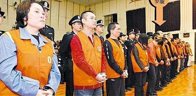 副处级干部跻身黑社会高层，权力失控的深刻警示