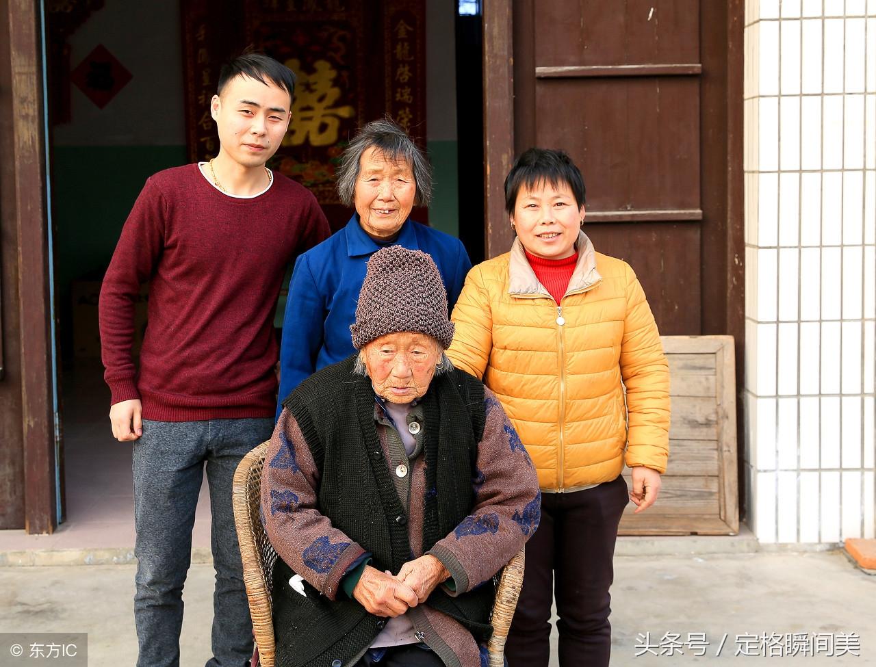 跨越时空的祖孙深情，83岁太爷爷抱刚出生重孙，珍贵瞬间记录爱之拥抱