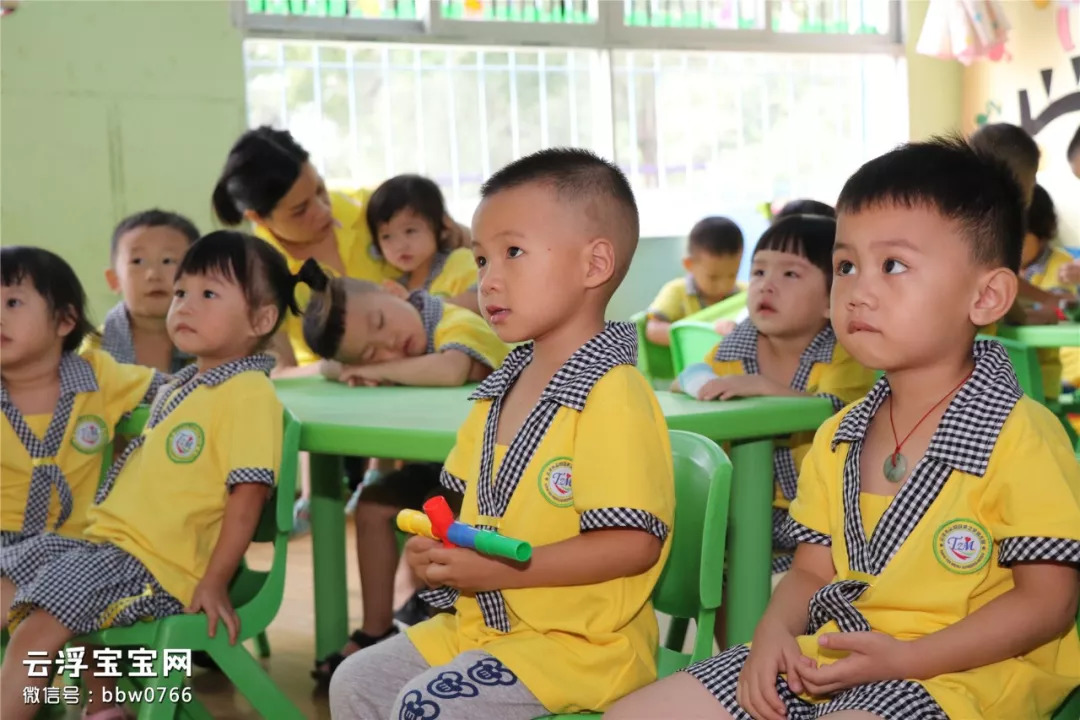 幼儿园开学首日的热闹场面与期待心绪