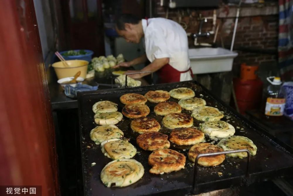 葱油饼老板跳投卖饼走红，美食背后的励志传奇