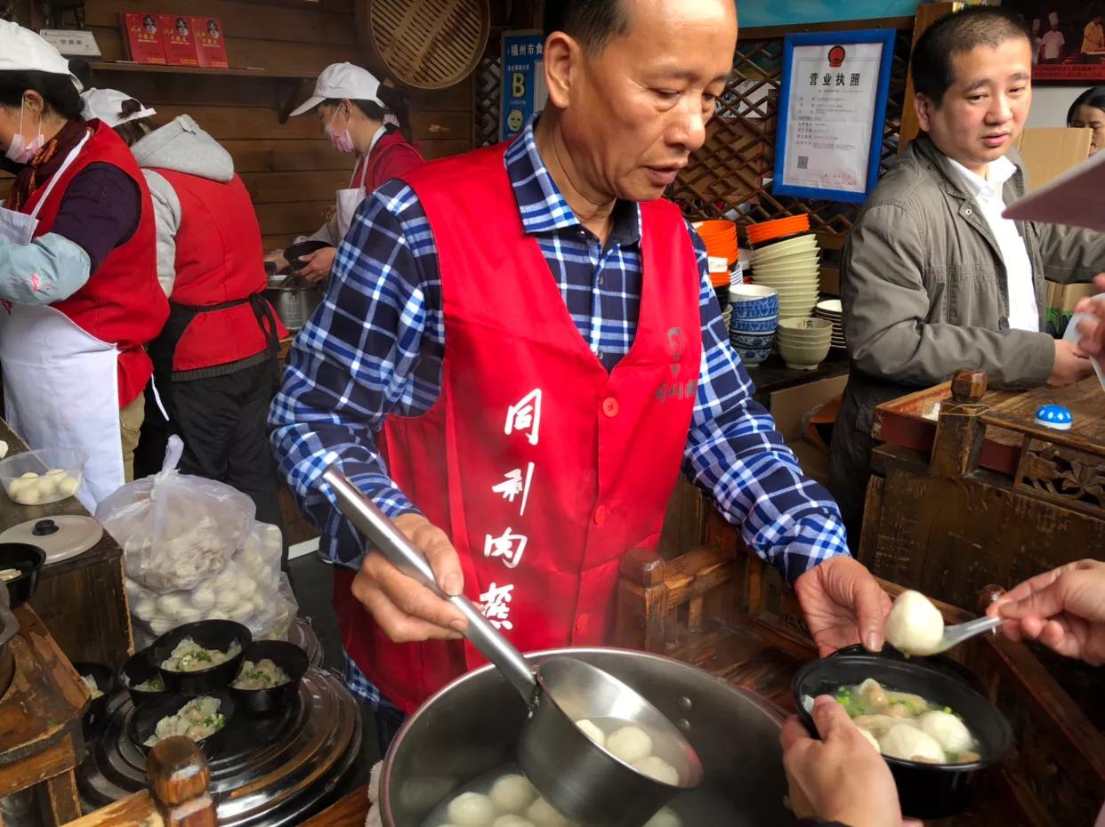 黄金热，排队八小时只为老铺黄金的执着追求