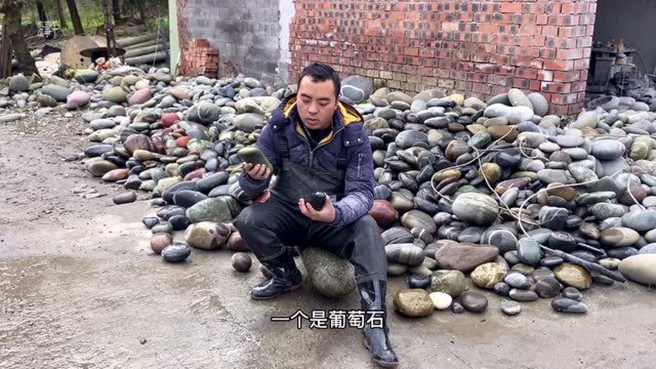 男子鹅卵石雕刻技艺，瞬间变身工艺品的艺术男子随手雕刻鹅卵石，普通石头变艺术品