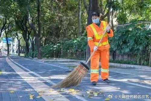 街道办回应环卫工招聘年龄限制背后的考量与挑战，35岁以下要求引热议