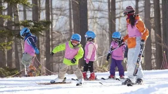 梁朝伟日本滑雪之旅，偶遇62岁巨星