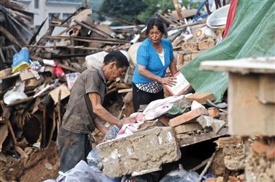 男子挖掘地震废墟追寻退休历史记忆，感人故事一瞥