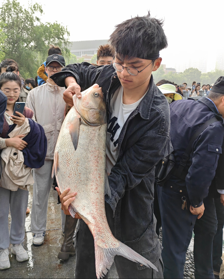 大学生钓获巨鱼校园分享，快乐时光意外收获